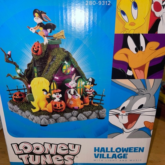 Looney Tunes Halloween Village LED Changing Lights Music NIB
